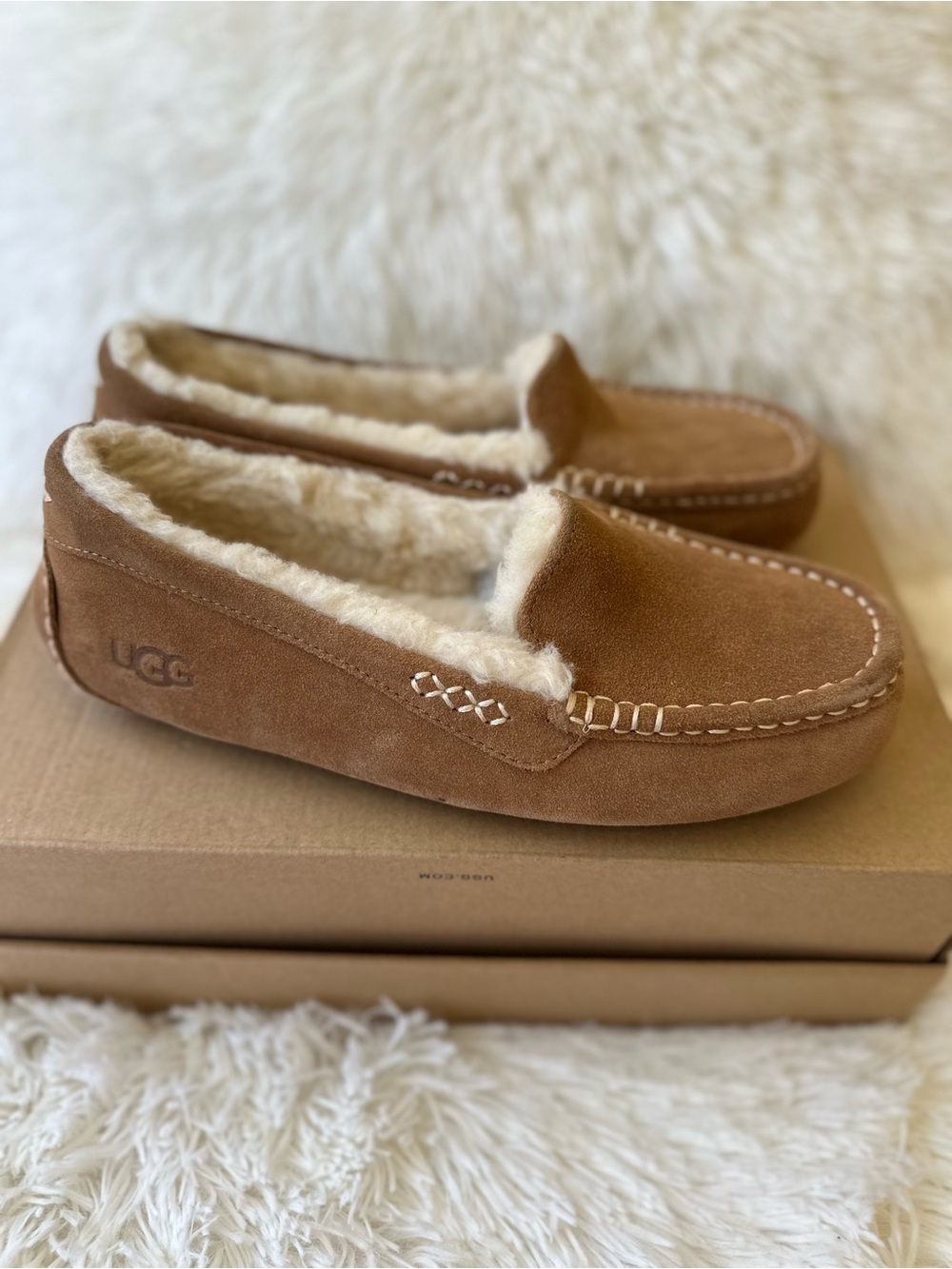 UGG Ansley Chestnut Sheepskin Lined Moccasin Slippers Women’s Size: 9